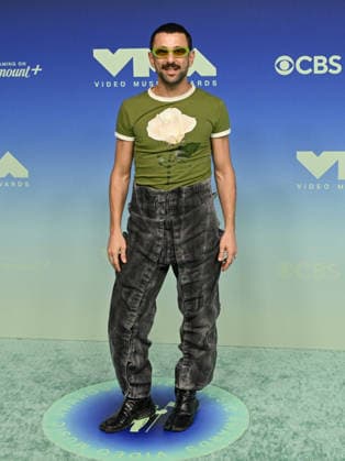 September 27, 2026, Los Angeles, California, USA: Greek performing arts dancing choreographing AIMILIOS ARAPOGLOU attends the 2026 MTV Video Music Awards Ã¢â‚¬oeVMAsÃ¢â‚¬Â teal carpet. Los Angeles USA  - ZUMAb173 20260927_aap_b173_097 Copyright: xBillyxBennightx