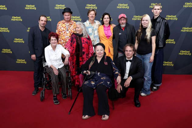 Hanna Schygulla und Tilman König mit Thorsten Merten, Carla von Bodelschwingh, Dorothea Arnold, Eduard Burza, AndrÃ Kauper, Maximilian Herold, Gabriele Fäller und Ralph Hönicke bei der Premiere des Kinofilms Der große Zusammenbruch auf dem 34. Filmfest Hamburg 2026 im Cinemaxx Dammtor. Hamburg, 27.09.2026