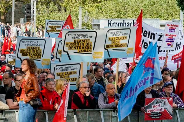 DGB-Protesttag gegen die Reformvorhaben der Bundesregierung im sozialen Bereich, aufgenommen in Essen (Foto vom 26.09.2026). Die Proteste richten sich unter anderem gegen eine drohende Abschaffung des Acht-Stunden-Tages, die Attestpflicht ab dem ersten Krankheitstag, hoehere Zuzahlungen fuer Versicherte im Gesundheitsbereich, ein schrittweises Steigen des Renteneintrittsalters, schlechtere Bedingungen fuer Altersteilzeit und die Streichung der abschlagsfreien Rente nach 45 Versicherungsjahren. Laut DGB gingen in 15 Staedten deutschlandweit Tausende Menschen auf die Strasse. (Siehe epd-Meldung vom 26.09.2026) EDITORIAL USE ONLY