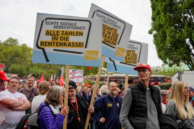 DGB-Protesttag gegen die Reformvorhaben der Bundesregierung im sozialen Bereich, aufgenommen in Essen (Foto vom 26.09.2026). Die Proteste richten sich unter anderem gegen eine drohende Abschaffung des Acht-Stunden-Tages, die Attestpflicht ab dem ersten Krankheitstag, hoehere Zuzahlungen fuer Versicherte im Gesundheitsbereich, ein schrittweises Steigen des Renteneintrittsalters, schlechtere Bedingungen fuer Altersteilzeit und die Streichung der abschlagsfreien Rente nach 45 Versicherungsjahren. Laut DGB gingen in 15 Staedten deutschlandweit Tausende Menschen auf die Strasse. (Siehe epd-Meldung vom 26.09.2026) EDITORIAL USE ONLY