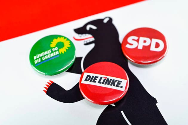 Parteianstecker von Die Linke, SPD und Die Grünen auf Wappen von Berlin, Symbolfoto einer rot-grün-roten Koalition Hamburg Hamburg Deutschland ** NUR FÜR REDAKTIONELLE ZWECKE ** EDITORIAL USE ONLY **