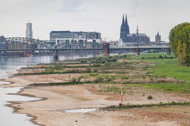 Niedrigwasser am Rhein: Blick von der Rodenkirchener Brücke (A4) auf Köln - 02.10.26 Blick von der Autobahnbrücke Rodenkirchen (A4) rheinabwärts auf die Kölner Skyline mit den Kranhäusern im Rheinauhafen und dem Kölner Dom im Hintergrund. Nach starken Regenfällen in NRW steigt der Pegel Köln wieder leicht an und liegt bei 46 cm nur wenig über dem Rekordtief von 40 cm vom Vortag. Köln Rodenkirchen Nordrhein-Westfalen Deutschland Copyright: xMarcxJohnx