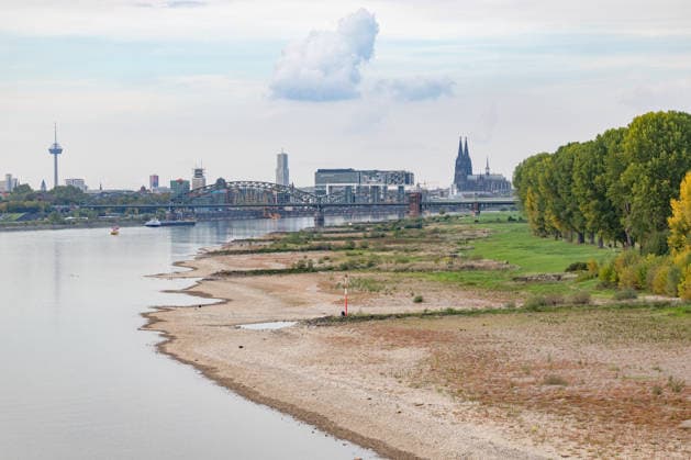 Niedrigwasser am Rhein: Blick von der Rodenkirchener Brücke (A4) auf Köln - 02.10.26 Blick von der Autobahnbrücke Rodenkirchen (A4) rheinabwärts auf die Kölner Skyline mit den Kranhäusern im Rheinauhafen und dem Kölner Dom im Hintergrund. Nach starken Regenfällen in NRW steigt der Pegel Köln wieder leicht an und liegt bei 46 cm nur wenig über dem Rekordtief von 40 cm vom Vortag. Köln Rodenkirchen Nordrhein-Westfalen Deutschland Copyright: xMarcxJohnx