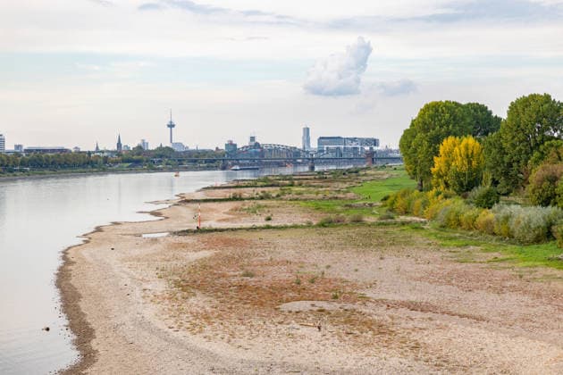 Niedrigwasser am Rhein: Blick von der Rodenkirchener Brücke (A4) auf Köln - 02.10.26 Blick von der Autobahnbrücke Rodenkirchen (A4) rheinabwärts auf die Kölner Skyline mit den Kranhäusern im Rheinauhafen und dem Fernsehturm Colonius im Hintergrund. Nach starken Regenfällen in NRW steigt der Pegel Köln wieder leicht an und liegt bei 46 cm nur wenig über dem Rekordtief von 40 cm vom Vortag. Köln Rodenkirchen Nordrhein-Westfalen Deutschland Copyright: xMarcxJohnx