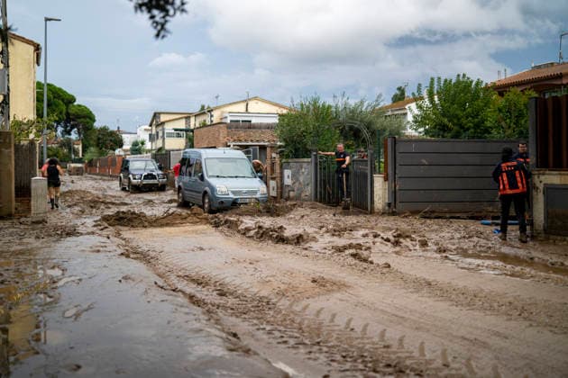 Heavy rains in Catalonia leave two dead and the Besòs River at risk of flooding. Residents clean up the mud that has accumulated in the streets and homes due to the torrential rains, on October 4, 2026, in Montornès del Vallès, Barcelona, Catalonia, Spain. The storm hitting Catalonia has left two people dead in the region. The president of the Generalitat, Salvador Illa, reported the death in Tordera of a 75-year-old man, who was at a campground when a wall reportedly collapsed on him. The second victim is a person who had been reported missing and was found in Montornès del Vallès. Emergency services are searching for another missing person in Riera de Pineda de Mar. The rains and storms have put eleven autonomous communities on alert thi Copyright: xLorenaxSopênax 7820132