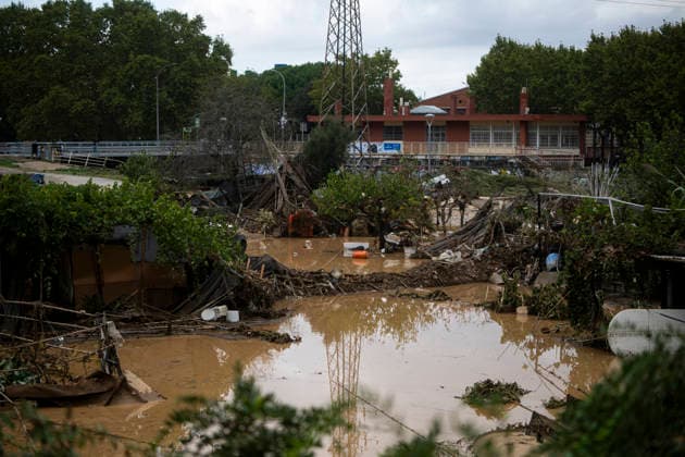 Heavy rains in Catalonia leave two dead and the Besòs River at risk of flooding; mud and standing water caused by torrential rains, October 4, 2026, in Montornès del Vallès, Barcelona, Catalonia, Spain. The storm hitting Catalonia has left two people dead in the region. The president of the Generalitat, Salvador Illa, reported the death in Tordera of a 75-year-old man, who was at a campground when a wall reportedly collapsed on him. The second victim is a person who had been reported missing and was found in Montornès del Vallès. Emergency services are searching for another missing person in Riera de Pineda de Mar. The rains and storms have put eleven autonomous communities on alert this Sunday in Spain, including a red alert with torrenti Copyright: xLorenaxSopênax 7820141