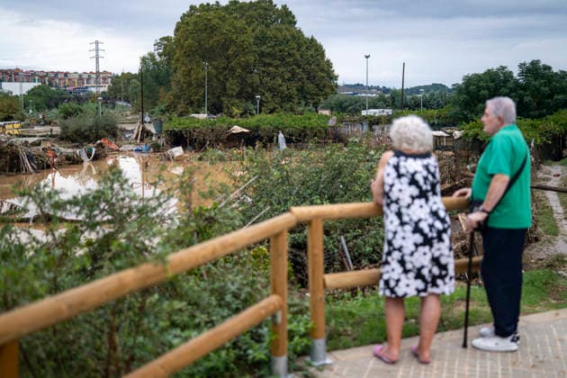 Heavy rains in Catalonia leave two dead and the Besòs River at risk of flooding Two people look at the mud and standing water caused by the torrential rains on October 4, 2026, in Montornès del Vallès, Barcelona, Catalonia, Spain. The storm hitting Catalonia has left two people dead in the region. The president of the Generalitat, Salvador Illa, reported the death in Tordera of a 75-year-old man, who was at a campground when a wall reportedly collapsed on him. The second victim is a person who had been reported missing and was found in Montornès del Vallès. Emergency services are searching for another missing person in Riera de Pineda de Mar. The rains and storms have put eleven autonomous communities on alert this Sunday in Spain, includi Copyright: xLorenaxSopênax 7820142