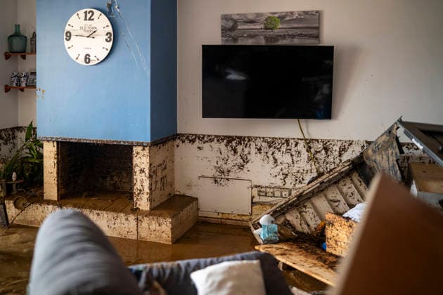 Heavy rains in Catalonia leave two dead and the Besòs River at risk of flooding; interiors of homes covered in mud due to torrential rains, October 4, 2026, in Montornès del Vallès, Barcelona, Catalonia, Spain. The storm hitting Catalonia has left two people dead in the region. The president of the Generalitat, Salvador Illa, reported the death in Tordera of a 75-year-old man, who was at a campground when a wall reportedly collapsed on him. The second victim is a person who had been reported missing and was found in Montornès del Vallès. Emergency services are searching for another missing person in Riera de Pineda de Mar. The rains and storms have put eleven autonomous communities on alert this Sunday in Spain, including a red alert with Copyright: xLorenaxSopênax 7820147
