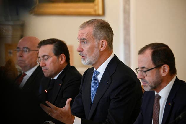 LKS 20261006 King Felipe (2:nd R) of Spain and President Alexander Stubb of Finland (unseen) and their delegations sit for a meeing at the Presidential Palace in Helsinki, Finland, on October 6, 2026. King Felipe and Queen Letizia are on a two-day state visit to Finland. - MARKKU ULANDER Helsinki Finland  Copyright: xMarkkuxUlanderx tiARBOSC89Q