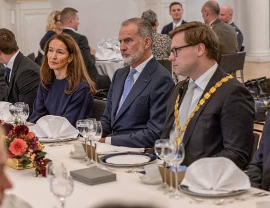 October 6, 2026, Helsinki, Uusimaa, Finland: Suomen presidentin puoliso Suzanne Innes-Stubb (vasemmalla), Espanjan kuningas Felipe VI (keskella) ja Helsingin pormestari Daniel Sazonov (oikealla) istuvat Helsingin kaupungin jarjestamalla virallisella lounaalla Helsingin kaupungintalolla Espanjan kuningasparin valtiovierailun yhteydessa. Helsinki Finland  - ZUMAt172 20261006_zip_t172_045 Copyright: xJosexTabaresx