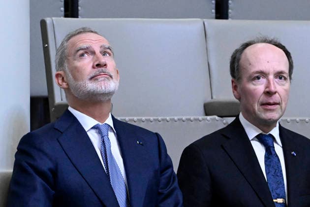 LKS 20261006 Spain s King Felipe (L) is seen with Speaker of the Finnish Parliament Jussi Halla-aho in the gallery of the parliament as he follows a plenary session in Helsinki, Finland, on October 6, 2026. Spain s King Felipe and Queen Letizia are on a two-day state visit to Finland. - HEIKKI SAUKKOMAA Helsinki Finland  Copyright: xHeikkixSaukkomaax vNMNOMW2Xvk