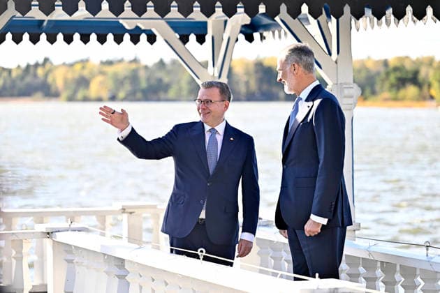 LKS 20261006 Finnish Prime Minister Petteri Orpo (L) shows Spain s King Felipe around the grounds of the Prime Minister s official residence Kesäranta in Helsinki, Finland, on October 6, 2026. Spain s King Felipe and Queen Letizia are on a two-day state visit to Finland. - RONI REKOMAA Helsinki Finland  Copyright: xRonixRekomaax AMzkGrU_iVE