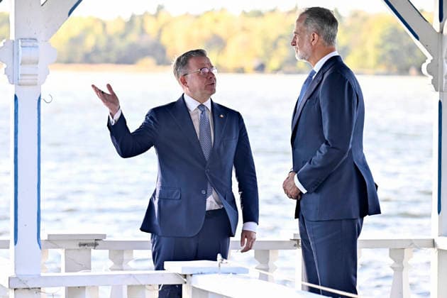 Finnish Prime Minister Petteri Orpo (L) shows Spain s King Felipe around the grounds of the Prime Minister s official residence Kesäranta in Helsinki, Finland, on October 6, 2026. Spain s King Felipe and Queen Letizia are on a two-day state visit to Finland. - RONI REKOMAA Helsinki Finland  Copyright: xRonixRekomaax TJr_ag3e-Ts