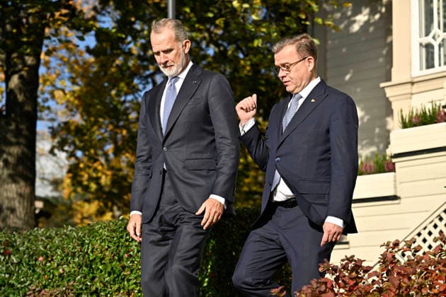 Finnish Prime Minister Petteri Orpo (R) shows Spain s King Felipe around the grounds of the Prime Minister s official residence Kesäranta in Helsinki, Finland, on October 6, 2026. Spain s King Felipe and Queen Letizia are on a two-day state visit to Finland. - RONI REKOMAA Helsinki Finland  Copyright: xRonixRekomaax 3hvxr62q8BM