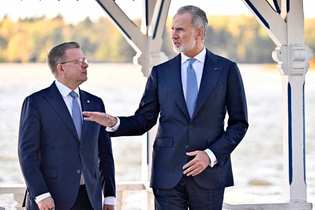 LKS 20261006 Finnish Prime Minister Petteri Orpo (L) shows Spain s King Felipe around the grounds of the Prime Minister s official residence Kesäranta in Helsinki, Finland, on October 6, 2026. Spain s King Felipe and Queen Letizia are on a two-day state visit to Finland. - RONI REKOMAA Helsinki Finland  Copyright: xRonixRekomaax 3jcMQhQ5i8A
