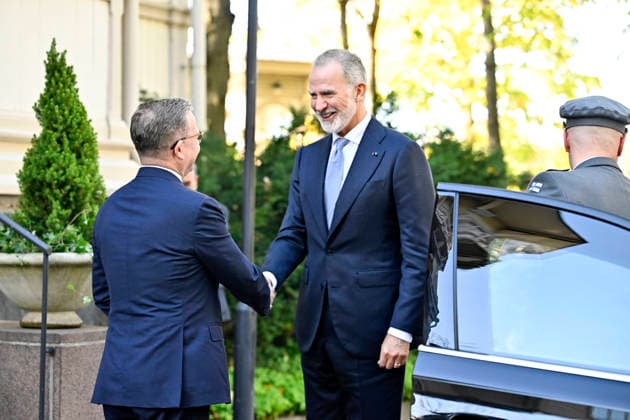 Finnish Prime Minister Petteri Orpo (L) welcomes Spain s King Felipe at the Prime Minister s official residence Kesäranta in Helsinki, Finland, on October 6, 2026. Spain s King Felipe and Queen Letizia are on a two-day state visit to Finland. - RONI REKOMAA Helsinki Finland  Copyright: xRonixRekomaax cJ4cpKiwlPY