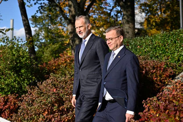 LKS 20261006 Finnish Prime Minister Petteri Orpo (R) shows Spain s King Felipe around the grounds of the Prime Minister s official residence Kesäranta in Helsinki, Finland, on October 6, 2026. Spain s King Felipe and Queen Letizia are on a two-day state visit to Finland. - RONI REKOMAA Helsinki Finland  Copyright: xRonixRekomaax pB90CM2KPf0