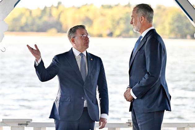 Finnish Prime Minister Petteri Orpo (L) shows Spain s King Felipe around the grounds of the Prime Minister s official residence Kesäranta in Helsinki, Finland, on October 6, 2026. Spain s King Felipe and Queen Letizia are on a two-day state visit to Finland. - RONI REKOMAA Helsinki Finland  Copyright: xRonixRekomaax SakowS_Wu2A
