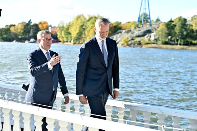 Finnish Prime Minister Petteri Orpo (L) shows Spain s King Felipe around the grounds of the Prime Minister s official residence Kesäranta in Helsinki, Finland, on October 6, 2026. Spain s King Felipe and Queen Letizia are on a two-day state visit to Finland. - RONI REKOMAA Helsinki Finland  Copyright: xRonixRekomaax mUzLfAt7YkU