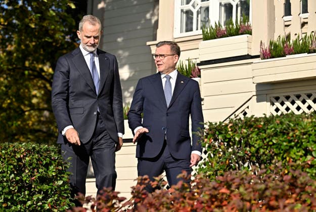 LKS 20261006 Finnish Prime Minister Petteri Orpo (R) shows Spain s King Felipe around the grounds of the Prime Minister s official residence Kesäranta in Helsinki, Finland, on October 6, 2026. Spain s King Felipe and Queen Letizia are on a two-day state visit to Finland. - RONI REKOMAA Helsinki Finland  Copyright: xRonixRekomaax G74Q3tHTA1o