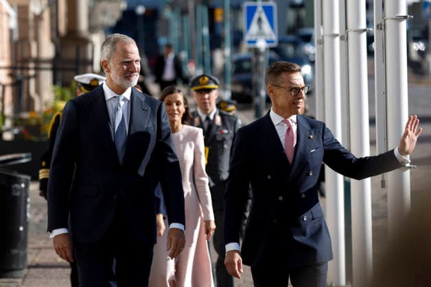 Spain s King Felipe VI (L) and Queen Letizia (C, behind), and Finnish President Alexander Stubb (R) and his wife, Suzanne Innes-Stubb (unseen) in their way to the City Hall for a luncheon hosted by the City of Helsinki, in the framework of he Spanish king and queen s state visit to Finland in Helsinki, Finland, 06 October 2026. Spanish King and Queen visit Finland !ACHTUNG: NUR REDAKTIONELLE NUTZUNG!  Copyright: xJ.J.xGuillénx GRAF864 20261006-55021603603_1