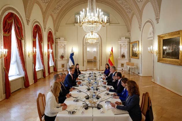King of Spain Felipe VI (4R) and Finnish President Alexander Stubb (L) accompanied by their respective delegations, during a meeting held at the Presidential Palace of this nordic country as part of the Spanish king and queen s state visit to Finland in Helsinki, Finland, 06 October 2026. Spanish King and Queen visit Finland !ACHTUNG: NUR REDAKTIONELLE NUTZUNG!  Copyright: xJ.J.xGuillénx GRAF738 20261006-55021603615_1