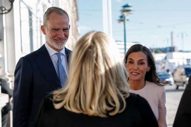 Spain s King Felipe VI (L) and Queen Letizia (R), are welcomed upon their arrival at the City Hall for a luncheon hosted by the City of Helsinki, in the framework of he Spanish king and queen s state visit to Finland in Helsinki, Finland, 06 October 2026. Spanish King and Queen visit Finland !ACHTUNG: NUR REDAKTIONELLE NUTZUNG!  Copyright: xJ.J.xGuillénx GRAF882 20261006-55021603649_1