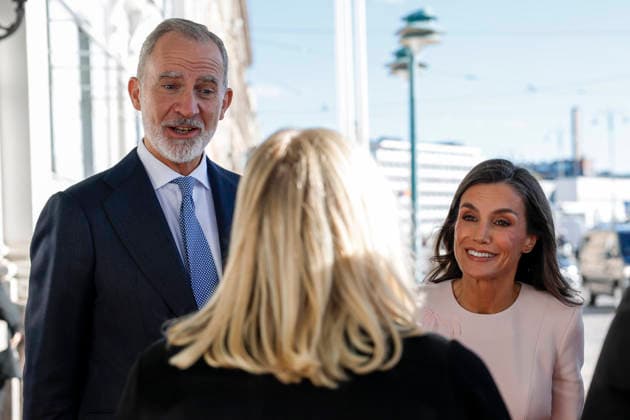 Spain s King Felipe VI (L) and Queen Letizia (R), are welcomed upon their arrival at the City Hall for a luncheon hosted by the City of Helsinki, in the framework of he Spanish king and queen s state visit to Finland in Helsinki, Finland, 06 October 2026. Spanish King and Queen visit Finland !ACHTUNG: NUR REDAKTIONELLE NUTZUNG!  Copyright: xJ.J.xGuillénx GRAF885 20261006-55021603653_1