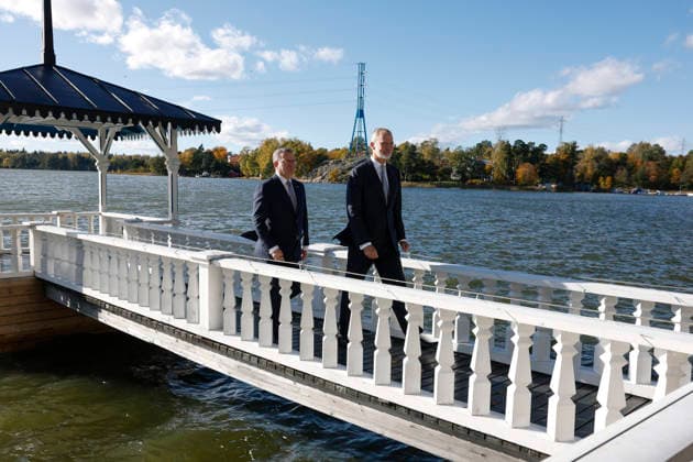 King of Spain Felipe VI (R) and Finnish Prime Minister Petteri Orpo (L) stroll through the backyard of the prime minister s official residence during a meeting, as part of the Spanish king and queen s state visit to Finland in Helsinki, Finland, 06 October 2026. Spanish King and Queen visit Finland !ACHTUNG: NUR REDAKTIONELLE NUTZUNG!  Copyright: xJ.J.xGuillénx GRAF1172 20261006-55021603701_1