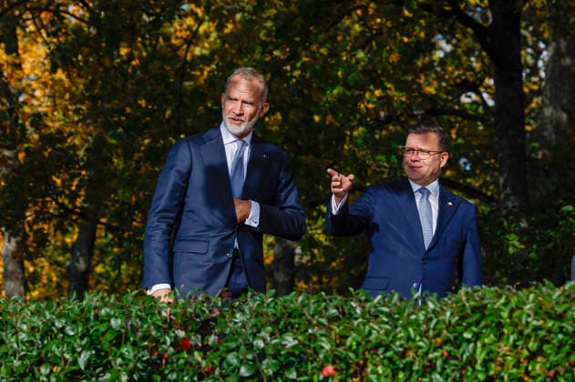 King of Spain Felipe VI (L) and Finnish Prime Minister Petteri Orpo (R) stroll through the backyard of the prime minister s official residence during a meeting, as part of the Spanish king and queen s state visit to Finland in Helsinki, Finland, 06 October 2026. Spanish King and Queen visit Finland !ACHTUNG: NUR REDAKTIONELLE NUTZUNG!  Copyright: xJ.J.xGuillénx GRAF1189 20261006-55021603716_1