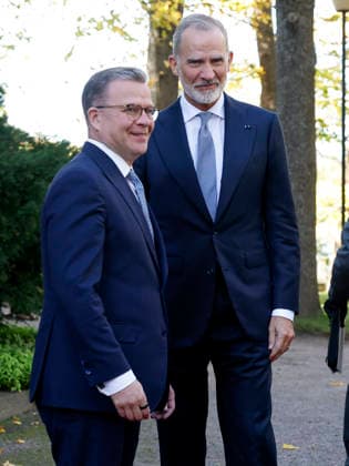King of Spain Felipe VI (R) and Finnish Prime Minister Petteri Orpo (L) stroll through the backyard of the prime minister s official residence during a meeting, as part of the Spanish king and queen s state visit to Finland in Helsinki, Finland, 06 October 2026. Spanish King and Queen visit Finland !ACHTUNG: NUR REDAKTIONELLE NUTZUNG!  Copyright: xJ.J.xGuillénx GRAF1176 20261006-55021603730_1