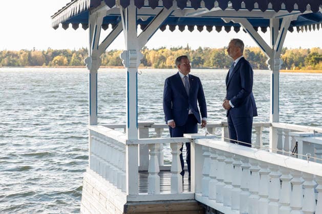 King of Spain Felipe VI (R) and Finnish Prime Minister Petteri Orpo (L) stroll through the backyard of the prime minister s official residence during a meeting, as part of the Spanish king and queen s state visit to Finland in Helsinki, Finland, 06 October 2026. Spanish King and Queen visit Finland !ACHTUNG: NUR REDAKTIONELLE NUTZUNG!  Copyright: xJ.J.xGuillénx GRAF1190 20261006-55021603737_1