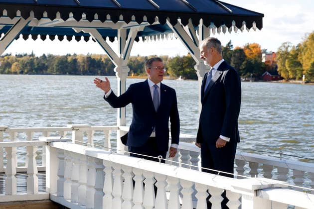 King of Spain Felipe VI (R) and Finnish Prime Minister Petteri Orpo (L) stroll through the backyard of the prime minister s official residence during a meeting, as part of the Spanish king and queen s state visit to Finland in Helsinki, Finland, 06 October 2026. Spanish King and Queen visit Finland !ACHTUNG: NUR REDAKTIONELLE NUTZUNG!  Copyright: xJ.J.xGuillénx GRAF1187 20261006-55021603743_1