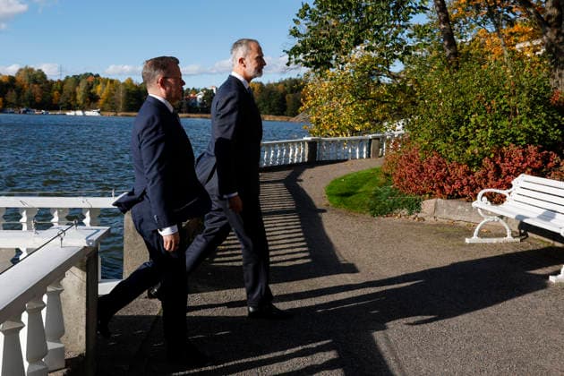 King of Spain Felipe VI (R) and Finnish Prime Minister Petteri Orpo (L) stroll through the backyard of the prime minister s official residence during a meeting, as part of the Spanish king and queen s state visit to Finland in Helsinki, Finland, 06 October 2026. Spanish King and Queen visit Finland !ACHTUNG: NUR REDAKTIONELLE NUTZUNG!  Copyright: xJ.J.xGuillénx GRAF1173 20261006-55021603753_1