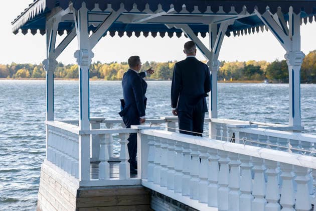King of Spain Felipe VI (R) and Finnish Prime Minister Petteri Orpo (L) stroll through the backyard of the prime minister s official residence during a meeting, as part of the Spanish king and queen s state visit to Finland in Helsinki, Finland, 06 October 2026. Spanish King and Queen visit Finland !ACHTUNG: NUR REDAKTIONELLE NUTZUNG!  Copyright: xJ.J.xGuillénx GRAF1174 20261006-55021603759_1