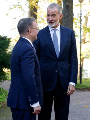 King of Spain Felipe VI (R) and Finnish Prime Minister Petteri Orpo (L) stroll through the backyard of the prime minister s official residence during a meeting, as part of the Spanish king and queen s state visit to Finland in Helsinki, Finland, 06 October 2026. Spanish King and Queen visit Finland !ACHTUNG: NUR REDAKTIONELLE NUTZUNG!  Copyright: xJ.J.xGuillénx GRAF1177 20261006-55021603761_1