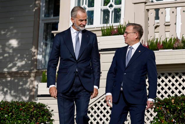 King of Spain Felipe VI (R) and Finnish Prime Minister Petteri Orpo (L) stroll through the backyard of the prime minister s official residence during a meeting, as part of the Spanish king and queen s state visit to Finland in Helsinki, Finland, 06 October 2026. Spanish King and Queen visit Finland !ACHTUNG: NUR REDAKTIONELLE NUTZUNG!  Copyright: xJ.J.xGuillénx GRAF1191 20261006-55021603763_1