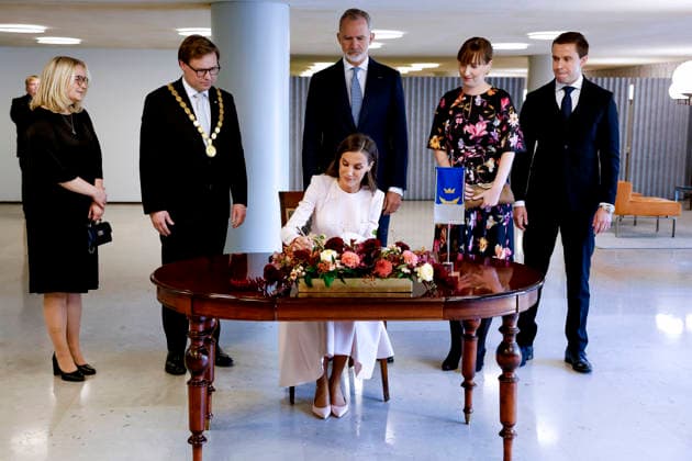 Spain s Queen Letizia (C), signs the Golden Book next to Mayor of Helsinki, Daniel Sazonov (2L), his partner Anita Westerholm (L); Spain s King, Felipe VI (C, behind); Chairwoman of the Helsinki City Council, Eveliina Heinaluoma (2R), and her partner Tuomas Immonen (R), at the City Hall during a luncheon hosted by the City of Helsinki held in the framework of he Spanish king and queen s state visit to Finland in Helsinki, Finland, 06 October 2026. Spanish King and Queen visit Finland !ACHTUNG: NUR REDAKTIONELLE NUTZUNG! Copyright: xJ.J.xGuillénx GRAF892 20261006-55021603864_1