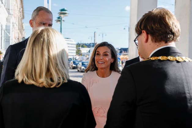 Spain s King Felipe VI (L) and Queen Letizia (C), are welcomed by Helsinki s Mayor, Daniel Sazonov (R), and his wife Anita Westerholm (L) upon their arrival at the City Hall for a luncheon hosted by the City of Helsinki, in the framework of he Spanish king and queen s state visit to Finland in Helsinki, Finland, 06 October 2026. Spanish King and Queen visit Finland !ACHTUNG: NUR REDAKTIONELLE NUTZUNG!  Copyright: xJ.J.xGuillénx GRAF883 20261006-55021603880_1