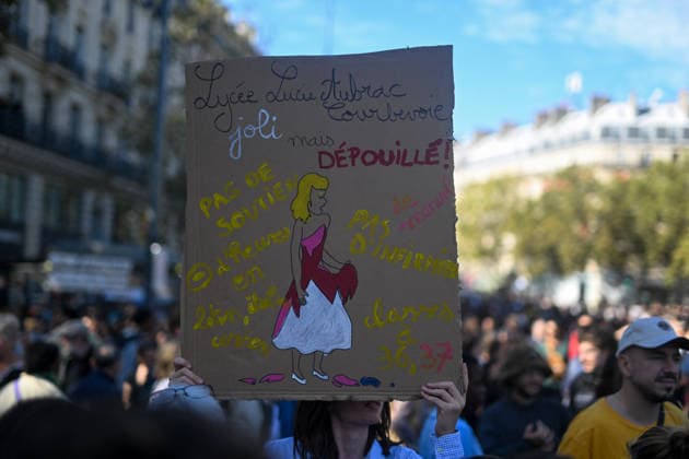 Student Demonstration - Paris People take part in a demonstration part of a nationwide day of actions called by high-school students, joined by unions and teachers, who for days have been demanding better learning conditions in protests punctuated by violent confrontations in Paris, France on October 6, 2026. Students have blocked the entrances to hundreds of high schools for 15- to 17-year-olds since late September, complaining of missing teachers, overloaded timetables, dilapidated classrooms and buildings that cannot cope with rising temperatures. Photo by Lionel Urman ABACAPRESS.COM Paris France Copyright: xUrmanxLionel ABACAx