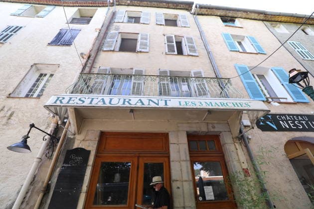 G. Clooney and his wife, A. Clooney, are preparing to open a high-end Italian restaurant in the small village of Cotignac, in the Provence-Alpes-Côte d’Azur region, in 2027, following ongoing renovations. Owner of the Domaine du Canadel in Brignoles since 2021 and a naturalized French citizen since 2025, G. Clooney has acquired the property at 11 Cours Gambetta in Cotignac, where the restaurant Les Trois Marches is located. The 65-year-old actor has partnered with Canadian G. Porter, the owner of the Lou Cohen hotel. Franz Chavaroche, Bestimage. G. Clooney and his wife, A. Clooney, are preparing to open an upscale Italian restaurant in the small village of Cotignac in the Provence-Alpes-Côte d’Azur region in 2027, following ongoing renovat Copyright: xFranzxChavarochex xxBestimagexFranzxChavarochex xxBestimagex