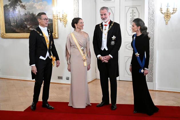 LKS 20261006 Spain s King Felipe (2nd right) and Queen Letizia (right) pose with Finland s President Alexander Stubb (left) and and his wife Suzanne Innes-Stubb (2nd left) before the dinner at the Presidential Palace in Helsinki, Finland, on October 6, 2026. Spain s King Felipe and Queen Letizia are on a two-day state visit to Finland. - HEIKKI SAUKKOMAA Helsinki Finland  Copyright: xHeikkixSaukkomaax gMl_onXA7F0