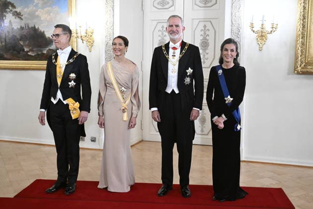 LKS 20261006 Spain s King Felipe (2nd right) and Queen Letizia (right) pose with Finland s President Alexander Stubb (left) and and his wife Suzanne Innes-Stubb (2nd left) before the dinner at the Presidential Palace in Helsinki, Finland, on October 6, 2026. Spain s King Felipe and Queen Letizia are on a two-day state visit to Finland. - HEIKKI SAUKKOMAA Helsinki Finland  Copyright: xHeikkixSaukkomaax cj-W21w_2zE