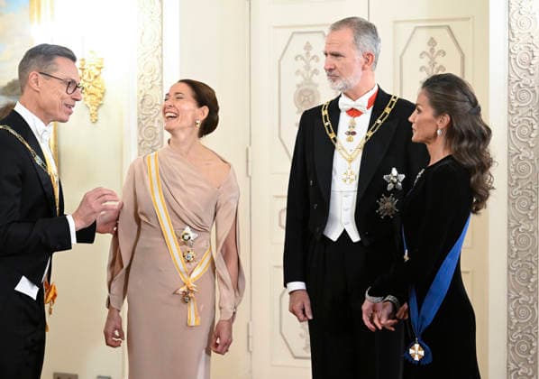 LKS 20261006 Finland s President Alexander Stubb (left) and his wife Suzanne Innes-Stubb (2nd left) and Spain s King Felipe (2nd right) and Queen Letizia (right) before the dinner at the Presidential Palace in Helsinki, Finland, on October 6, 2026. Spain s King Felipe and Queen Letizia are on a two-day state visit to Finland. - HEIKKI SAUKKOMAA Helsinki Finland  Copyright: xHeikkixSaukkomaax E-StyReIBdE