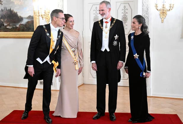 LKS 20261006 Spain s King Felipe (2nd right) and Queen Letizia (right) pose with Finland s President Alexander Stubb (left) and and his wife Suzanne Innes-Stubb (2nd left) before the dinner at the Presidential Palace in Helsinki, Finland, on October 6, 2026. Spain s King Felipe and Queen Letizia are on a two-day state visit to Finland. - HEIKKI SAUKKOMAA Helsinki Finland  Copyright: xHeikkixSaukkomaax wQWQJW3endY