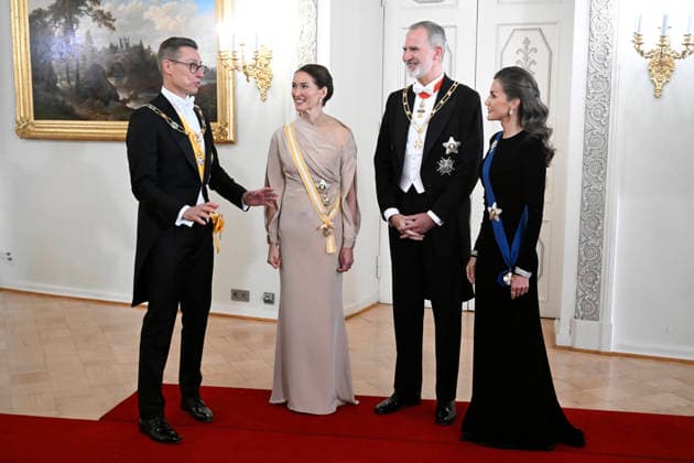 Finland s President Alexander Stubb (left) and his wife Suzanne Innes-Stubb (2nd left) and Spain s King Felipe (2nd right) and Queen Letizia (right) before the dinner at the Presidential Palace in Helsinki, Finland, on October 6, 2026. Spain s King Felipe and Queen Letizia are on a two-day state visit to Finland. - HEIKKI SAUKKOMAA Helsinki Finland  Copyright: xHeikkixSaukkomaax PZpLKHrfnN8