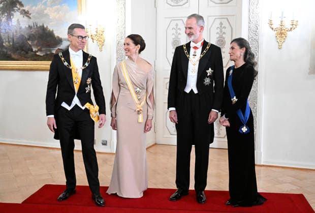Finland s President Alexander Stubb (left) and his wife Suzanne Innes-Stubb (2nd left) and Spain s King Felipe (2nd right) and Queen Letizia (right) before the dinner at the Presidential Palace in Helsinki, Finland, on October 6, 2026. Spain s King Felipe and Queen Letizia are on a two-day state visit to Finland. - HEIKKI SAUKKOMAA Helsinki Finland  Copyright: xHeikkixSaukkomaax JnyyJ4XIlvE