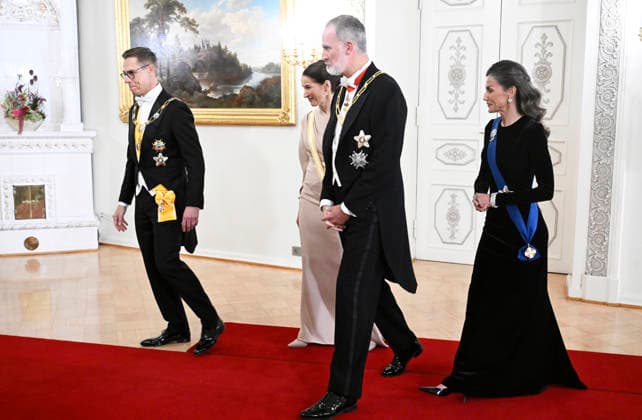 Finland s President Alexander Stubb (left) and his wife Suzanne Innes-Stubb (2nd left) and Spain s King Felipe (2nd right) and Queen Letizia (right) before the dinner at the Presidential Palace in Helsinki, Finland, on October 6, 2026. Spain s King Felipe and Queen Letizia are on a two-day state visit to Finland. - HEIKKI SAUKKOMAA Helsinki Finland  Copyright: xHeikkixSaukkomaax sIYjdngEA70