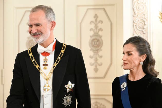 King Felipe of Spain (left) and Queen Letizia of Spain with FInnish presidential couple (not in pic) before the dinner at the Presidential Palace in Helsinki, Finland, on October 6, 2026. Spain s King Felipe and Queen Letizia are on a two-day state visit to Finland. - HEIKKI SAUKKOMAA Helsinki Finland  Copyright: xHeikkixSaukkomaax j5qjv8hJ0c8