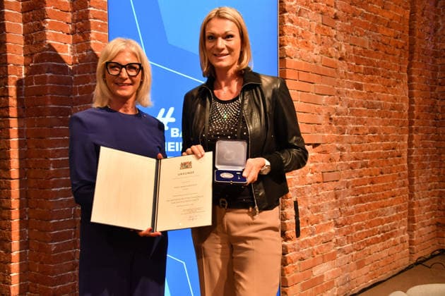 Ulrike Scharf (Bayerische Staatsministerin) und Maria Höfl-Riesch Verleihung der Bayerischen Staatsmedaille für soziale Verdienste 2026 Allerheiligen-Hofkirche München 06. Oktober 2026